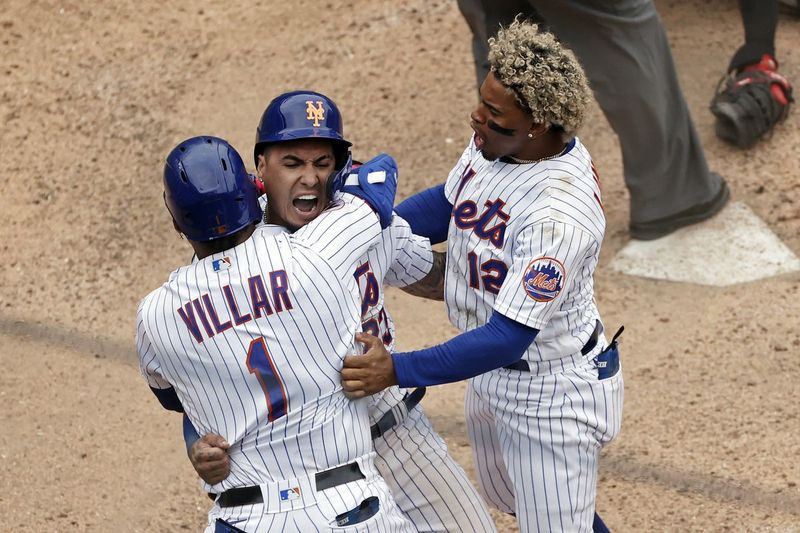 Javier Baez iz Mets slavi z Jonathanom Villarjem in Franciscom Lindorjem, desno, potem ko je v torek dosegel zmagoviti niz proti Miami Marlins.