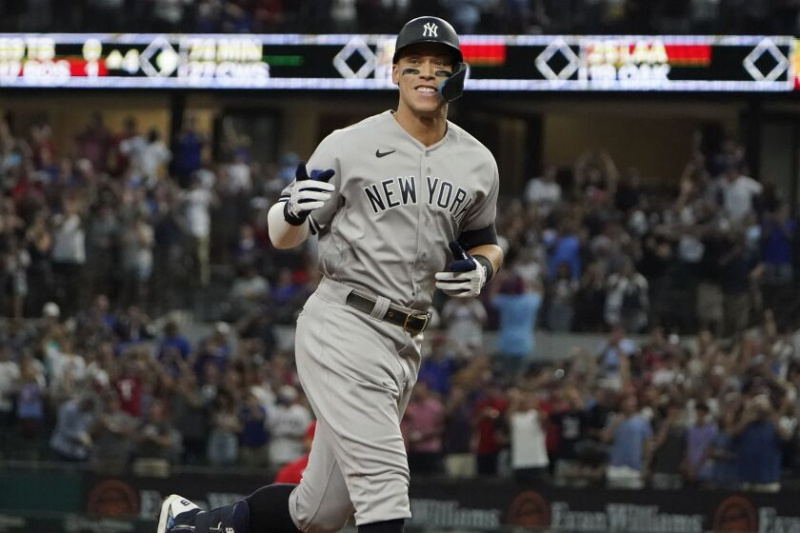  Aaron Judge bleibt bei den New York Yankees mit einem Neunjahresvertrag über 360 Millionen Dollar.