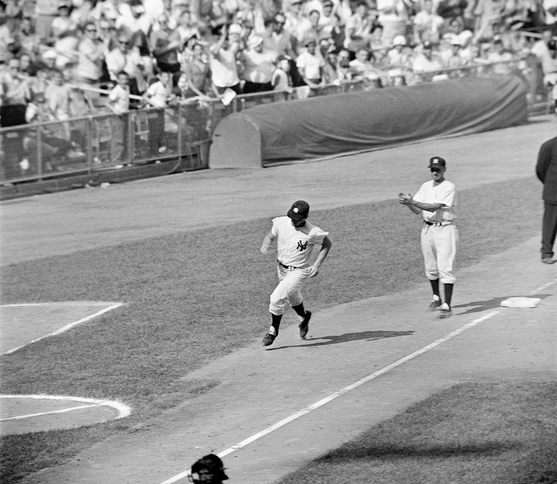 Roger Maris se dirige a casa después de conectar su 61er jonrón récord en 1961.