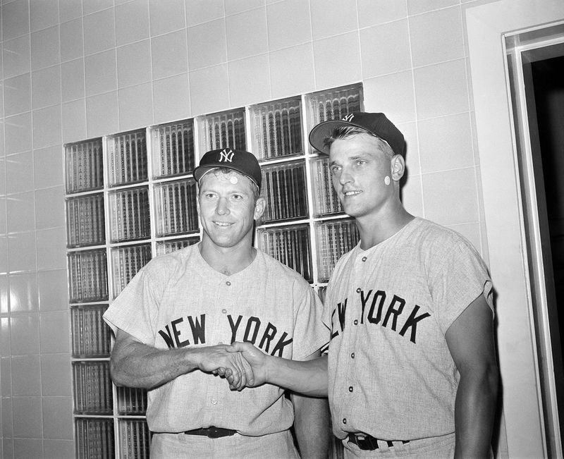 MIckey Mantle y Roger Maris posan en el vestuario de los Yankees después de que ambos jonronearon en una doble cartelera de 1961 contra los Senadores de Washington.