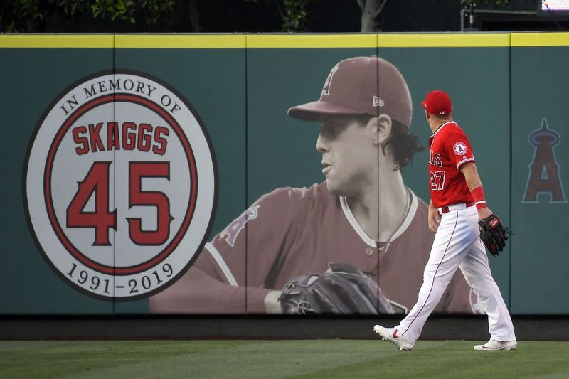 Familien til den tidligere Los Angeles Angels-pitcher Tyler Skaggs anlagde tirsdag den 29. juni 2021 retssager i Texas og Californien, hvor de sigtede holdet og to tidligere ansatte for uagtsomhed i hans narkotikarelaterede død for to år siden.