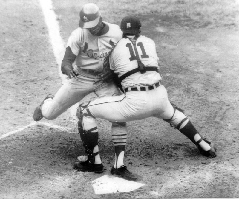 Detroit Tigers-fangeren Bill Freehan setter merkelappen på Lou Brock fra St. Louis Cardinals på tallerkenen i den femte omgangen av Game 5 i 1968 World Series på Tiger Stadium.