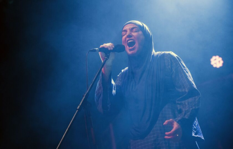   Cântăreața irlandeză Sinead O’Connor cântă pe scena de la Akvarium Klub din Budapesta, Ungaria, 9 decembrie 2019.