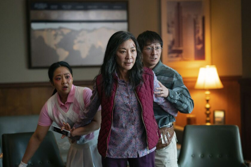   Stephanie Hsu (iš kairės), Michelle Yeoh ir Ke Huy Quan scenoje iš „Viskas visur vienu metu“.