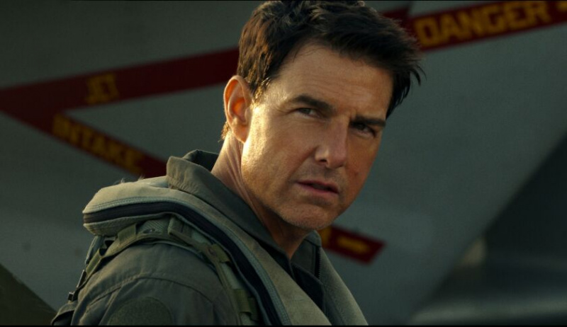   Tomas Cruise'as vaidina kapitoną Pete'ą „Mavericką“ Mitchellą filme „Top Gun: Maverick“. Filmas buvo nominuotas Auksiniam gaubliui už geriausią filmą: dramą.