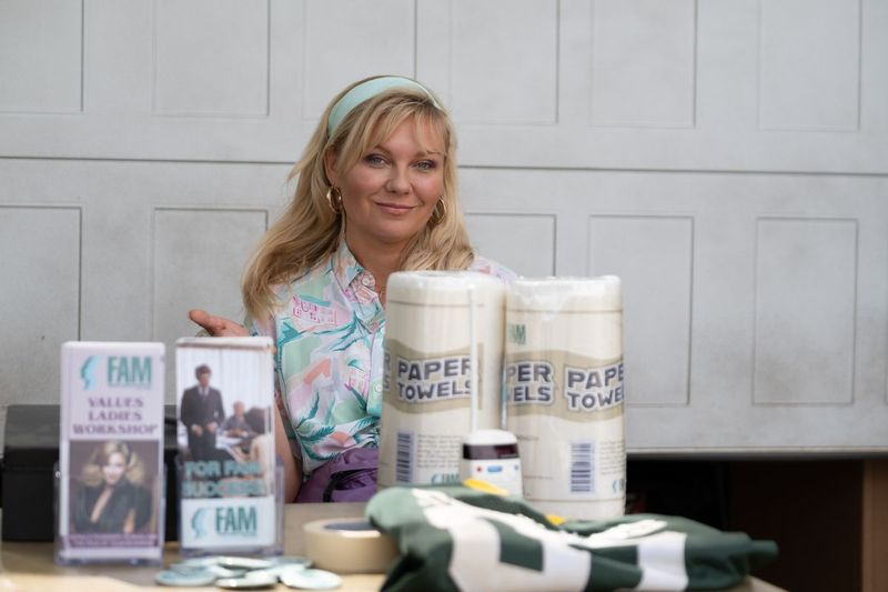 Krystal Stubbs (Kirsten Dunst) melancarkan produk yang ditawarkan oleh Founders American Merchandise, sebuah skim piramid, pada siri Showtime baharu On Becoming a God di Florida Tengah.