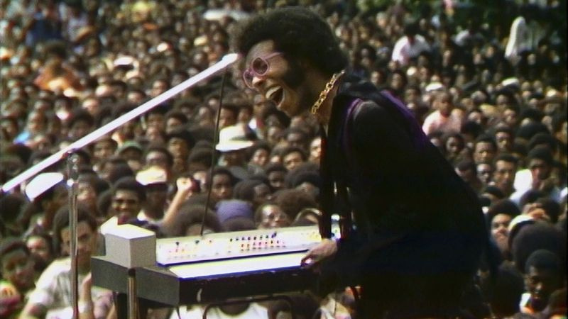 Ten obraz opublikowany przez Sundance Institute przedstawia scenę z filmu dokumentalnego Summer Of Soul (Lub, When The Revolution Not Be Televised) Ahmira Questlove