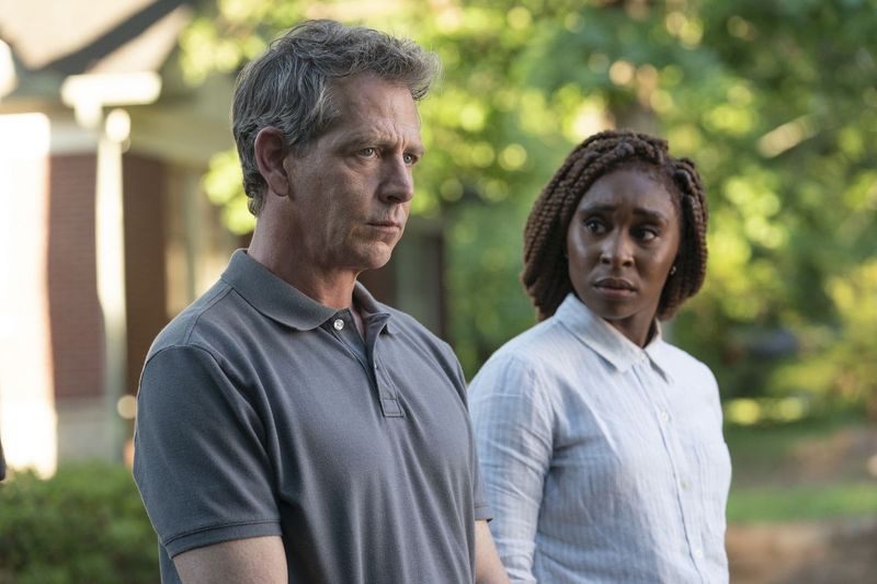 Při pátrání po chlapcově vrahovi detektiv (Ben Mendelsohn) přivede neobvyklou soukromou detektivku (Cynthia Erivo) ve filmu The Outsider od HBO.