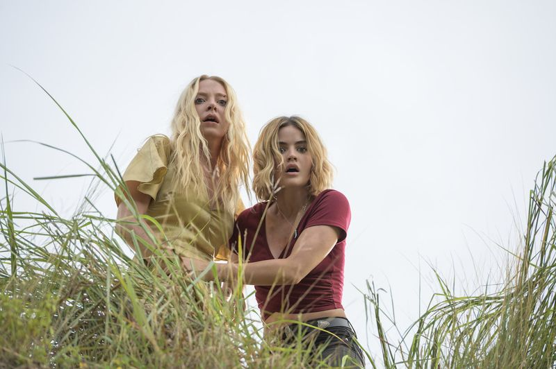Portia Doubleday (po lewej) i Lucy Hale występują w roli dwóch zwycięzców konkursu, którzy dostają więcej, niż się spodziewali, gdy przybywają do tajemniczego tropikalnego raju na Fantasy Island Blumhouse.