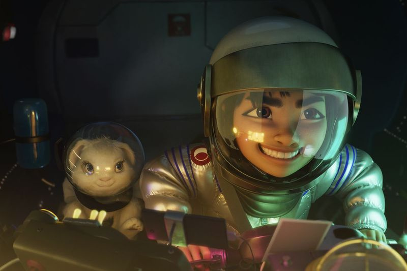 Jänes Bungee (vasakul) ja Fei Fei (häälega Cathy Ang) suunduvad animeeritud muusikalis Over the Moon avakosmosesse.