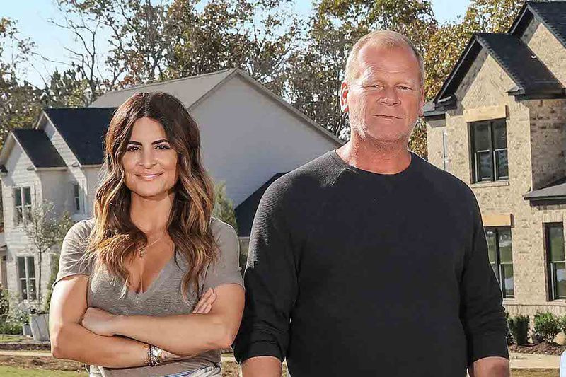 Alison Victoria og hendes holdkammerat Mike Holmes konkurrerer i sæson 2 af Rock the Block.
