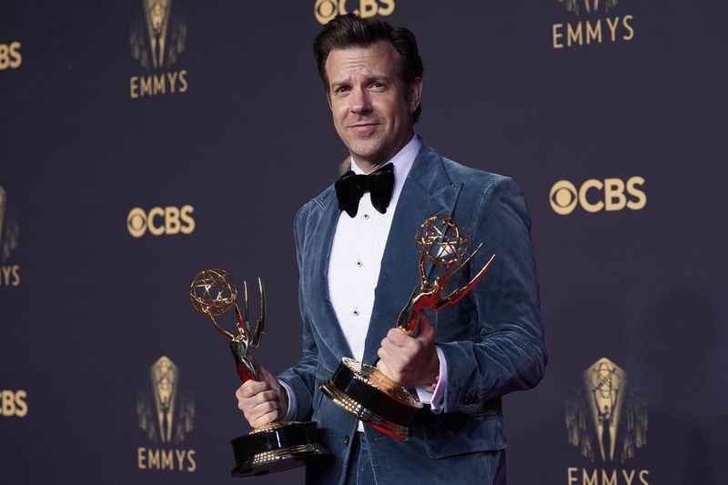 Jason Sudeikis (abgebildet bei den Emmy Awards Anfang dieser Woche) wird SNL am 23. Oktober moderieren.