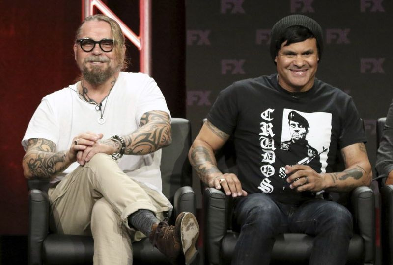 Mayanerne M.C. medskaberne Kurt Sutter (til venstre) og Elgin James diskuterer showet med journalister. | AP