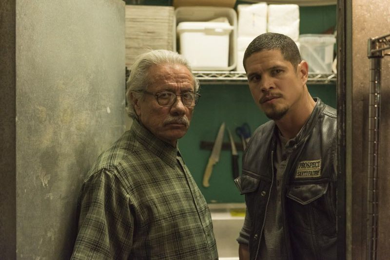 Edward James Olmos (til venstre) spiller Felipe Reyes, far til EZ (J.D. Pardo), på Mayans M.C. | FX