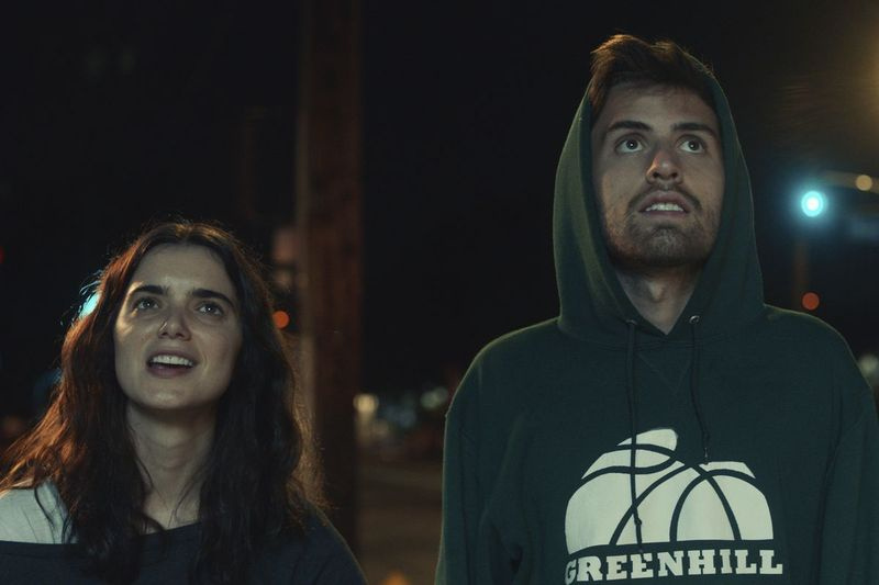 Dylan Gelula (stânga) și Cooper Raiff sunt afișați într-o scenă din S---house.