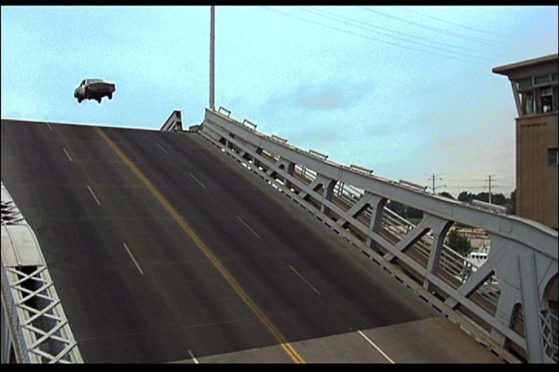 Marea urmărire cu mașini din The Blues Brothers a implicat 40 de șoferi cascadori și 13 Bluesmobile și zeci de locații din zona Chicago.