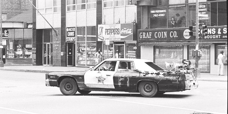 Dan Aykroyd și John Belushi sunt afișați în Bluesmobile, la intersecția dintre Washington și Dearborn, aproape de sfârșitul scenei grozave de urmărire pentru The Blues Brothers.