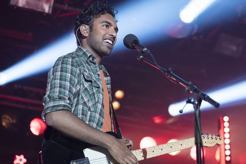Himesh Patel membintangi sebagai Jack Malik, seorang penyanyi-penulis lagu yang bergelut yang menjadi superstar selepas gangguan bekalan elektrik global yang menggerunkan memadamkan beberapa sejarah dunia yang penting pada Semalam.