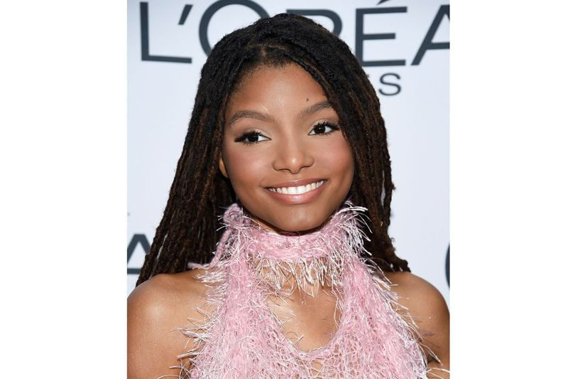 Ta fotografija iz datoteke 13. novembra 2017 prikazuje pevko in igralko Halle Bailey na podelitvi nagrad Glamour Women of the Year 2017 v New Yorku.