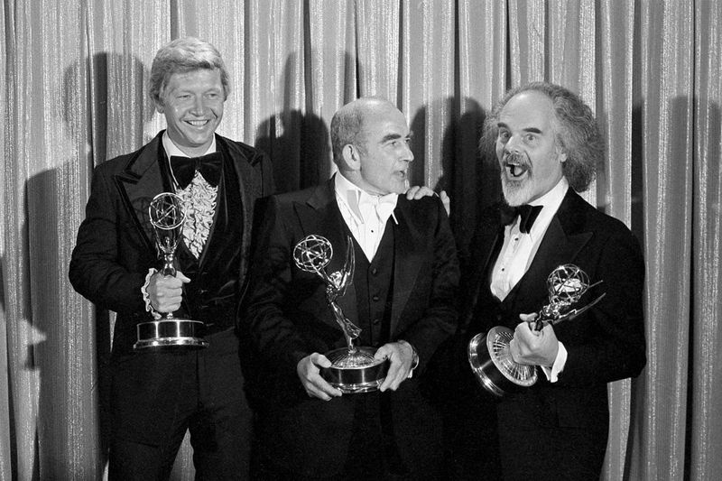 På detta arkivfoto från 1977 poserar manusförfattaren William Blinn (från vänster), Ed Asner och David Greene med sina Emmy-statyetter vid den årliga Primetime Emmy Awards-presentationen i Los Angeles. Blinn dog i torsdags; han var 83.