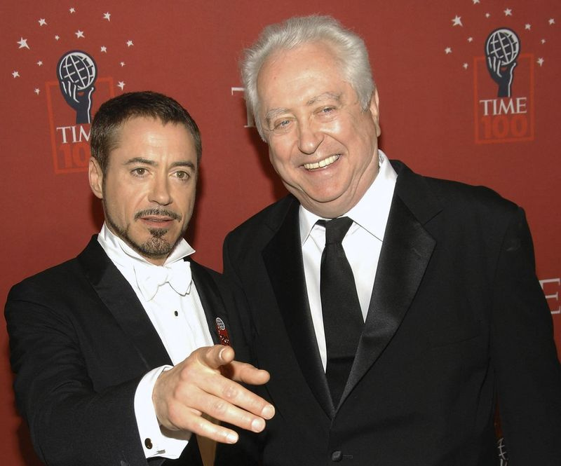 Aktorius Robertas Downey jaunesnysis (kairėje) ir jo tėvas Robertas Downey vyresnysis atvyksta į „Time“ 100 įtakingiausių pasaulio žmonių šventę Niujorke 2008 m. gegužės 8 d.