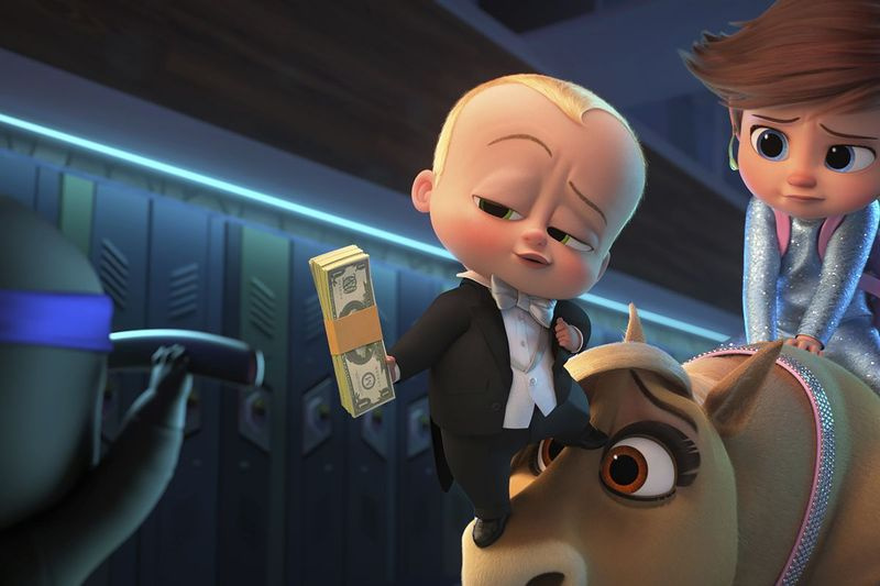 Dieses von DreamWorks Animation veröffentlichte Bild zeigt The Boss Baby/Ted Templeton, gesprochen von Alec Baldwin (Mitte) und den jungen Tim Templeton, gesprochen von James Marsden, in einer Szene aus The Boss Baby: Family Business.