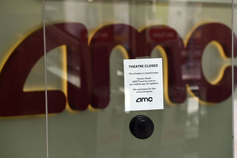 カリフォルニア州バーバンクにあるAMCバーバンク16映画館複合施設のチケットウィンドウは、潜在的な顧客に現在閉鎖されていることを通知します。