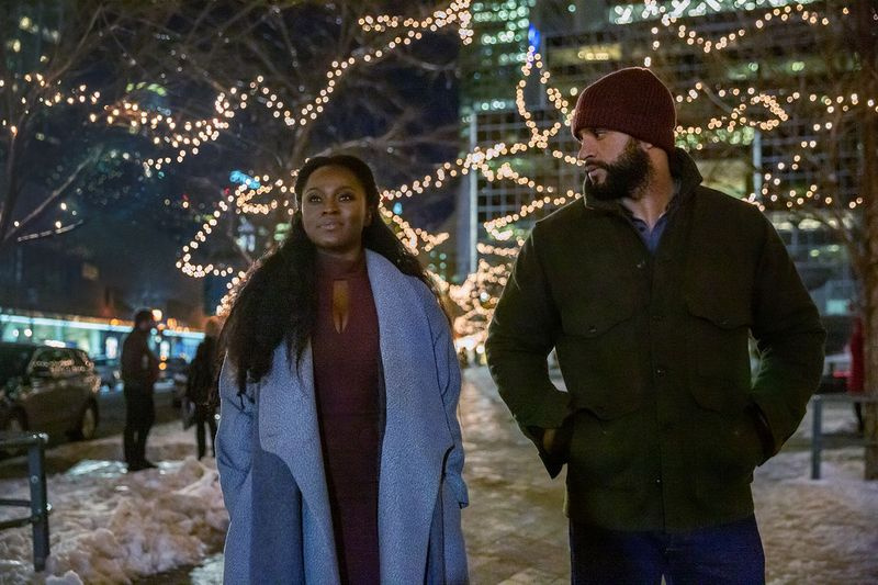 Yetide Badaki (til venstre) med American Gods medspiller Ricky Whittle.