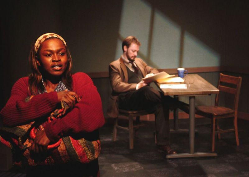 Yetide Badaki (til venstre) som Juliette, en ung overlevende fra folkedrabet mod tutsi i 1994 i Rwanda, i Victory Gardens Theatres I Have Before Me a Remarkable Document Given to Me by a Young Lady from Rwanda.