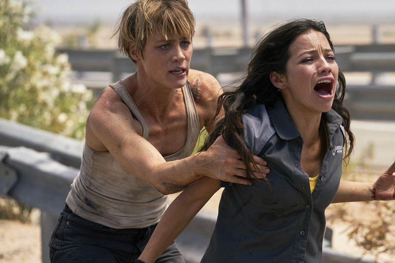 Mackenzie Davis (kiri) dan Natalia Reyes dalam adegan dari Terminator: Dark Fate.