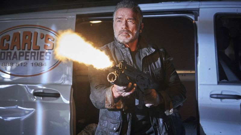 Ya, dia mundur! Arnold Schwarzenegger mengulangi peranannya sebagai Terminator (walaupun lebih mesra) dalam Terminator: Dark Fate.