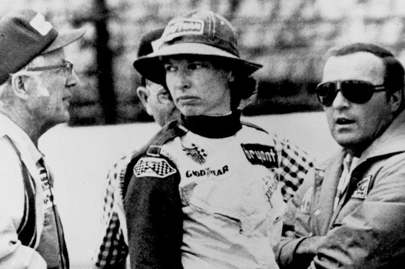 In diesem Aktenfoto vom 23. Mai 1976 spricht Janet Guthrie mit dem Rennwagenbesitzer und -bauer Rolla Vollstedt, links, und A.J. Foyt, rechts, in der Box des Indianapolis Motor Speedway in Indianapolis. Es gab keinen herzlichen Empfang für Janet Guthrie, als sie ankam