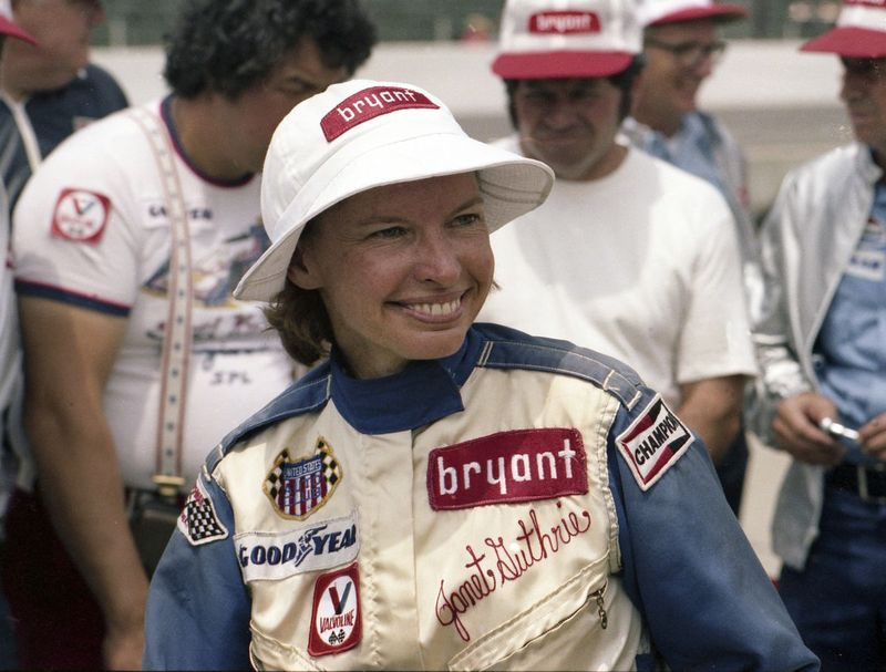 Auf diesem Foto von 1977, das vom Indianapolis Motor Speedway zur Verfügung gestellt wurde, lächelt Fahrerin Janet Guthrie auf dem Indianapolis Motor Speedway in Indianapolis, Indiana. (Indianapolis Motor Speedway über AP) ORG XMIT: NY154