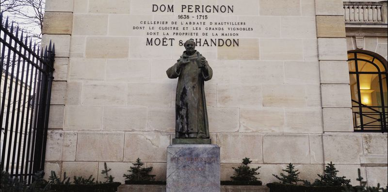 En statue av Dom Perignon-statuen ønsker besøkende velkommen til vingården Moet & Chandon i Epernay, Frankrike.