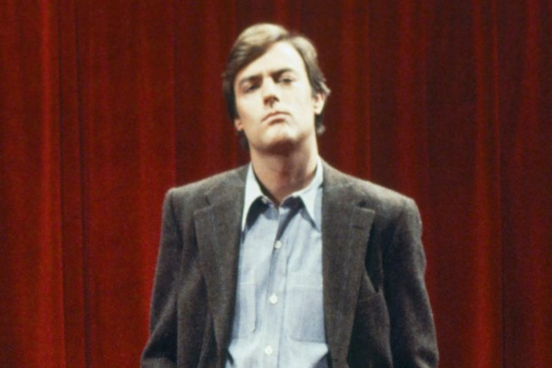 Šiame NBC paskelbtame vaizde vaizduojamas Peteris Aykroydas per „Saturday Night Live“ eskizą Niujorke 1980 m. vasario 9 d.