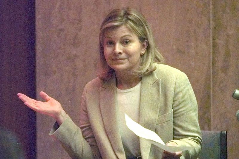 Jenny Jones alza le spalle in risposta a una domanda durante un processo civile del 1999 secondo cui il suo talk show di Chicago ha contribuito alla morte ingiusta dell
