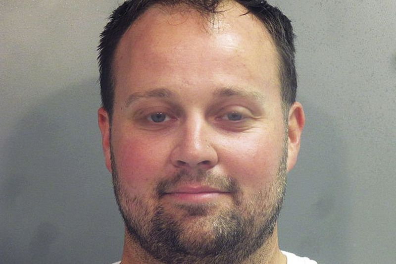 Josh Duggar aparece en una foto de la cárcel tomada después de su arresto el jueves.