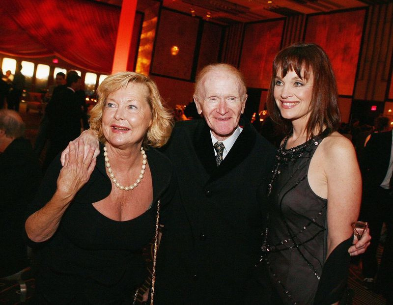 Pirmieji „Poseidon Adventure“ aktoriai Carol Lynley, Red Buttons ir Pamela Sue Martin pozuoja „Warner Bros. Pictures“ filmo „Poseidonas“ premjeros vakarėlyje Holivude ir Hailende 2006 m. gegužės 10 d. Los Andžele, Kalifornijoje.