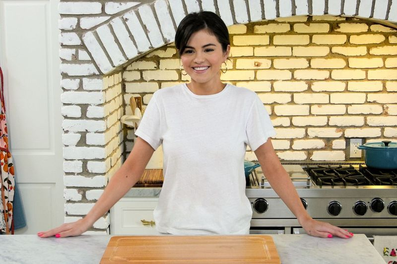 Deși este o cântăreață și o actriță profesionistă de succes, Selena Gomez cu siguranță nu este un bucătar profesionist. Dar ea încearcă și puteți urmări progresul ei în noul serial de streaming HBO Max Selena + Chef.