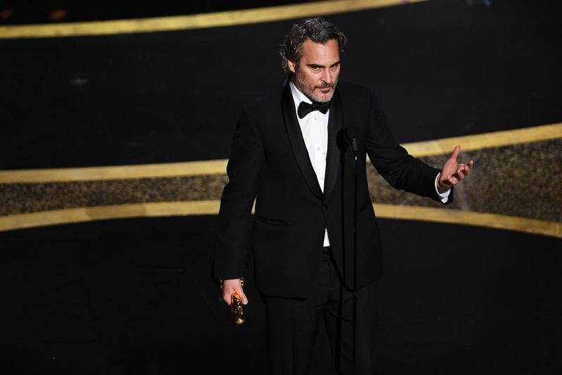 Joaquin Phoenix přebírá cenu Actor In A Leading Role za „Joker“ na jevišti během 92. výročního udílení cen Akademie