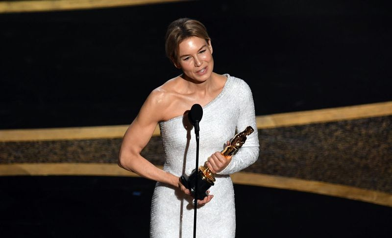 Renée Zellweger přebírá cenu za herečku v hlavní roli za ‚Judy‘ na jevišti během 92. výročního udílení cen Akademie
