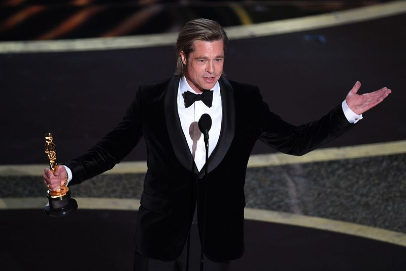 Brad Pitt přebírá Oscara za nejlepšího herce ve vedlejší roli za film Tenkrát v Hollywoodu na jevišti během 92. výročního udílení cen Akademie v neděli večer.