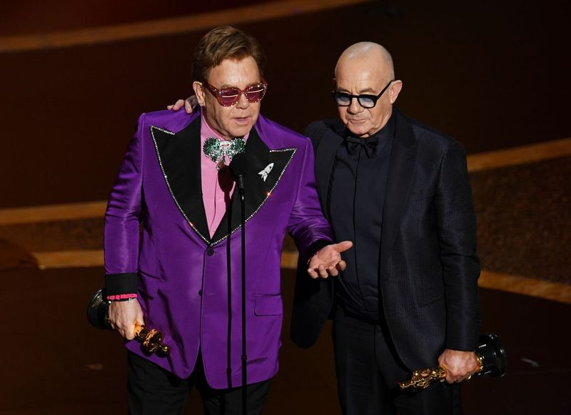 Elton John a Bernie Taupin přebírají Oscara za nejlepší původní píseň za „I’m Gonna Love Me Again“ z Rocketmana na jevišti během 92. výročního udílení cen Akademie.