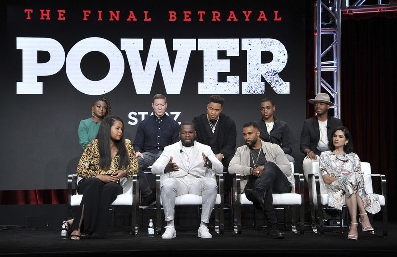 Naturi Naughton (ultima fila, da sinistra), Joseph Sikora, Rotimi, Michael Rainey Jr., Larenz Tate; creatore/produttore esecutivo Courtney A. Kemp (prima fila, da sinistra), Curtis 50 Cent Jackson, Omari Hardwick e Lela Loren discutono del potere alla televisione Cr