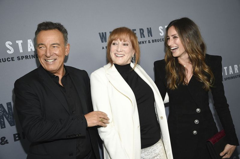 Bruce Springsteen, kona Patti Scialfa og datteren Jessica Springsteen deltar på spesialvisningen av Western Stars på Metrograph forrige uke i New York.