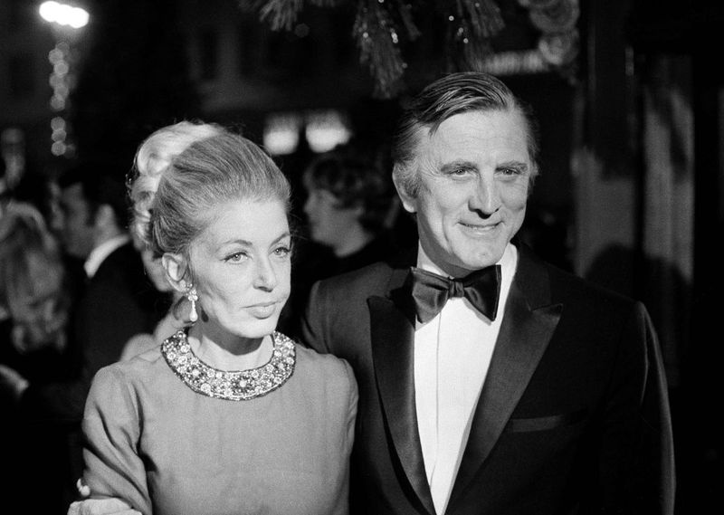 Igralec Kirk Douglas in njegova žena Anne se udeležujeta premiere filma Hello Dolly leta 1969 v Los Angelesu. Douglas je umrl v sredo v starosti 103 let.