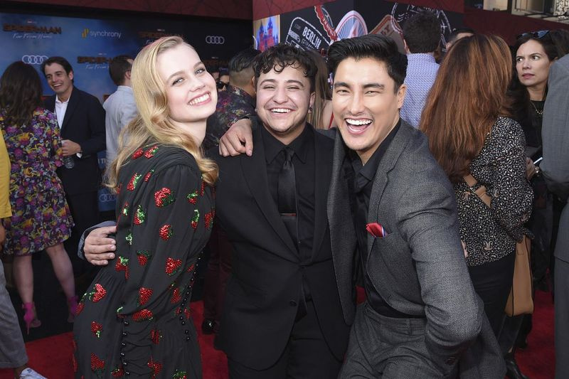 Angourie Rice (zleva), bývalý rezident Glenview Zach Barack a Remy Hii na premiéře Spider-Man: Far From Home v Los Angeles.