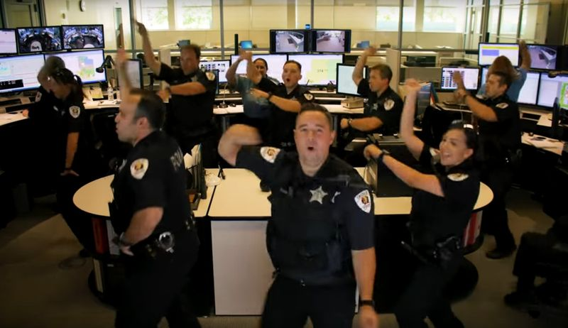 Policisti Skokie plešejo na Apache skupine Sugarhill Gang (Jump on It) v svojem videu za sinhronizacijo ustnic.