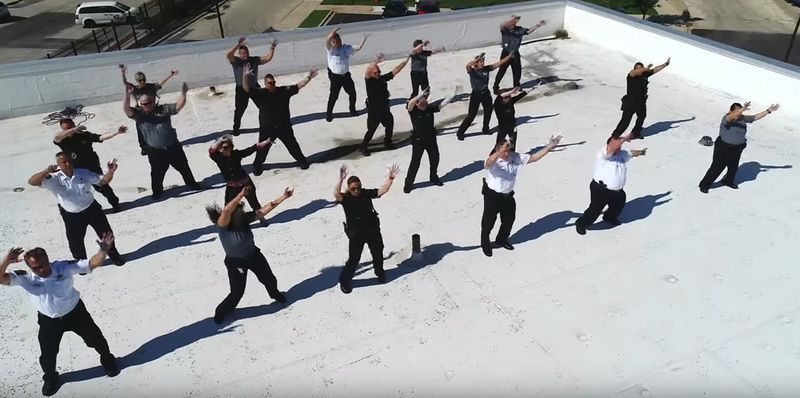 Uslužbenci policije Niles plešejo ob ognjemetu Katy Perry v svojem videu za sinhronizacijo ustnic.