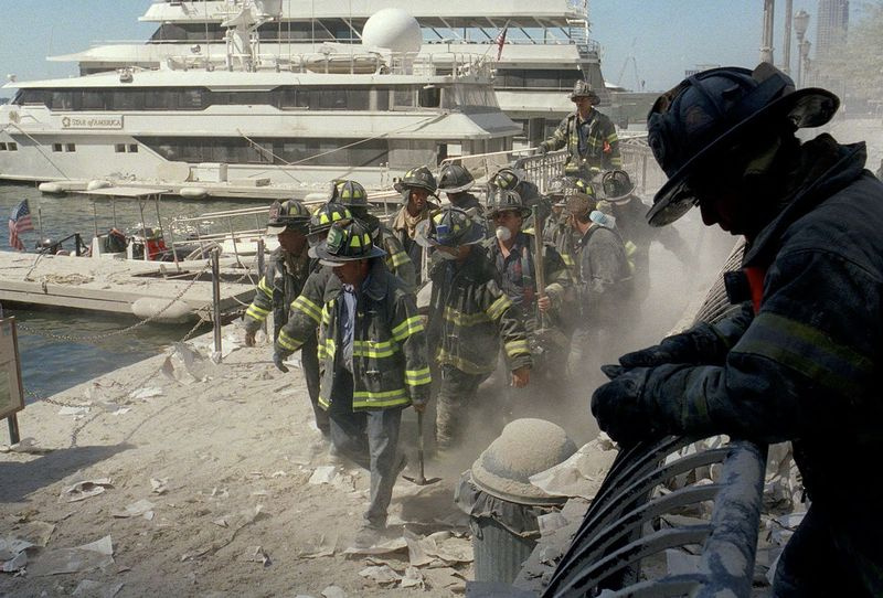 Newyorskí hasiči prevážali zraneného kolegu na loď 11. septembra 2001. Epicentrá zahŕňajú časť o námorných evakuáciách v ten osudný deň.